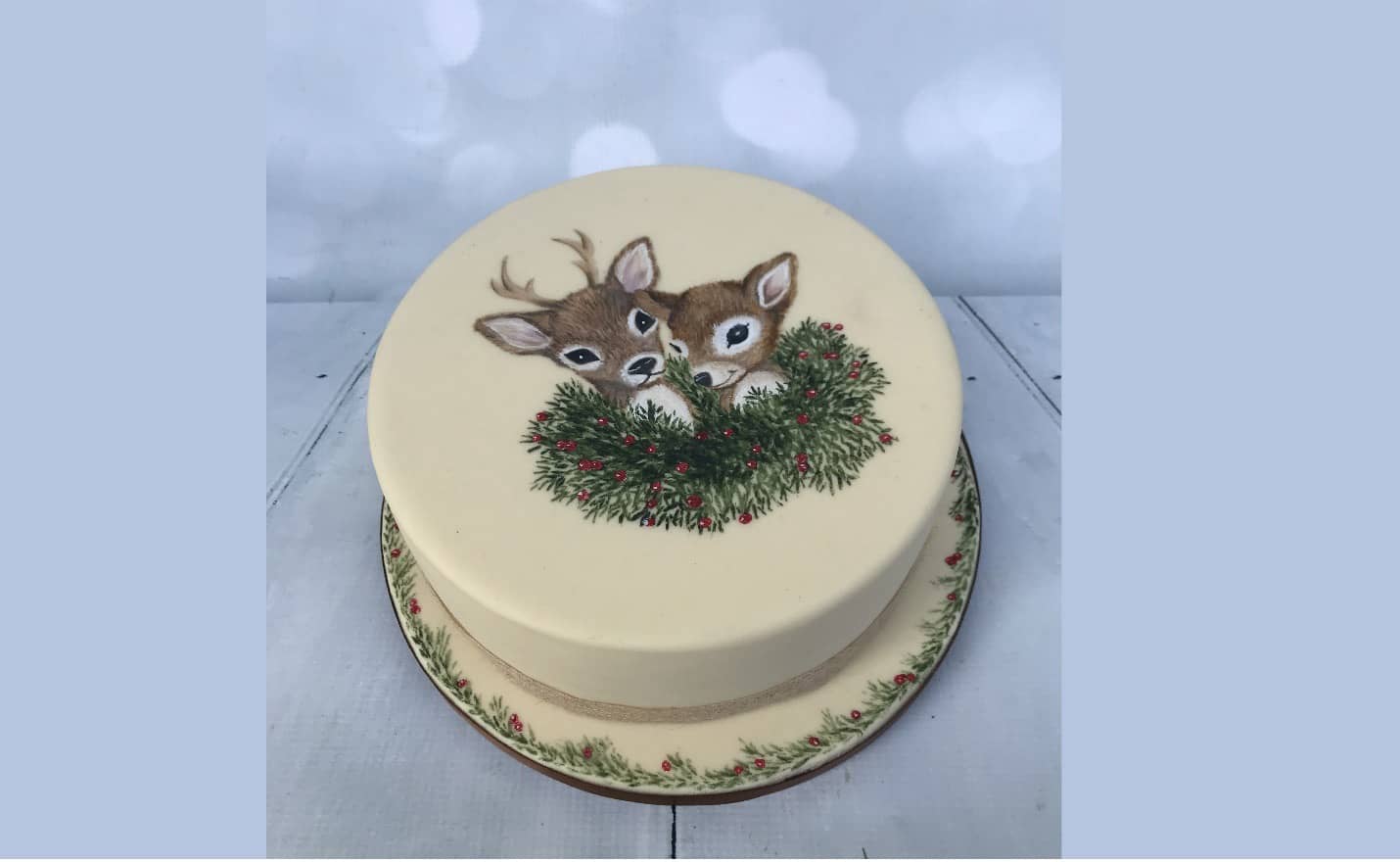 طرح گوزن نقاشی روی فوندانت